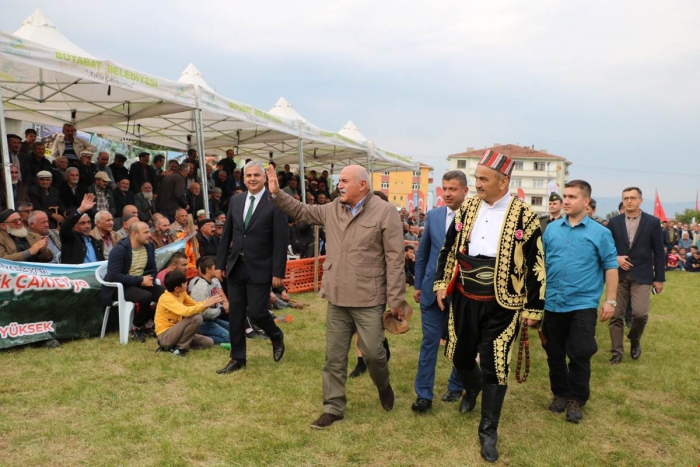 VALİ HASAN İPEK BOYABAT YAĞLI PEHLİVAN GÜREŞLERİNİ İZLEDİ