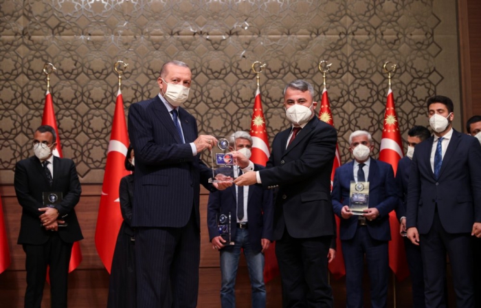 Vitrinhaber'e ödülünü Cumhurbaşkanı Erdoğan verdi