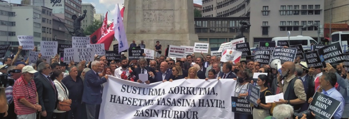 GAZETECİLERİN HAYIR DEDİĞİ ‘SANSÜR YASASI’ ŞİMDİLİK ERTELENDİ…