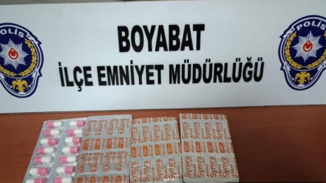 Boyabat’ta trafik uygulamasında sentetik ecza hap ele geçirildi