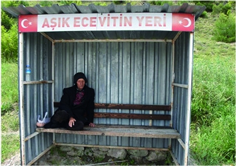 Boyabatlı divane aşık, 24 yıldır aynı durakta sevdiği kadını bekliyor