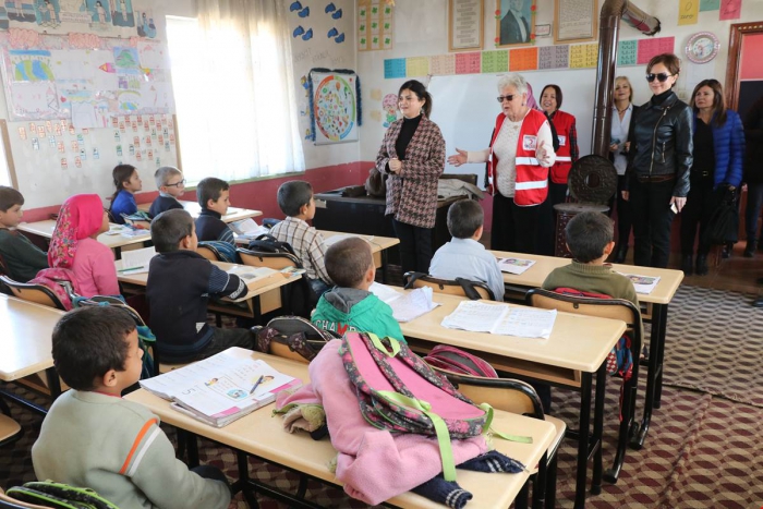 TÜRK KIZILAYI SİNOP ŞUBESİNDEN ÖĞRENCİLERE YARDIM ELİ