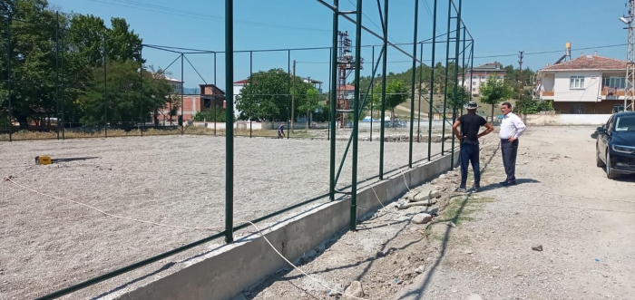 BUZLUK'TA HALI SAHA YAPIMINI İNCELEDİ.