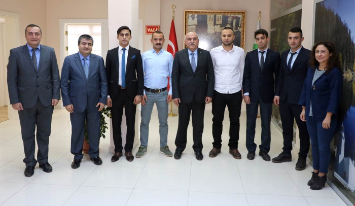 ROMANYA YOLCUSU KAMU GÖREVLİSİ  GENÇLER VALİ HASAN İPEK’İ ZİYARET ETTİ
